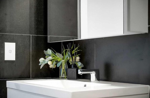 Newcastle Apartment | Worth - Happy Honeysuckle - Free Internet