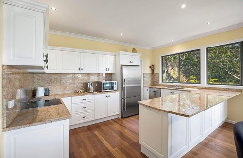 Valla Beach House | Yellow Fin - Close to the beach with ocean glimpse