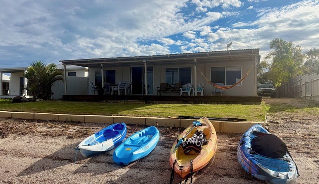 10 Palms - Waterfront shack at peaceful Dutton Bay West, 5 mins to Farm Beach!