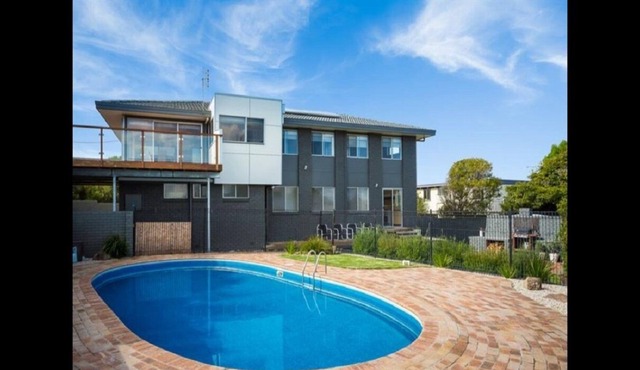 100m to beach. Ocean Views, Sleeps 10, Pool, Cafe 400m.
