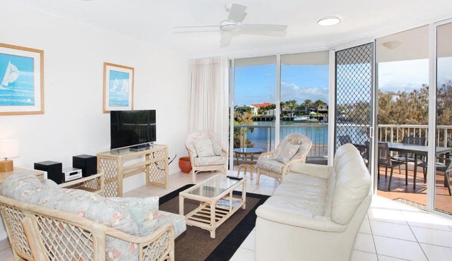 2 BD spacious apartment in Parkyn Parade with water views.