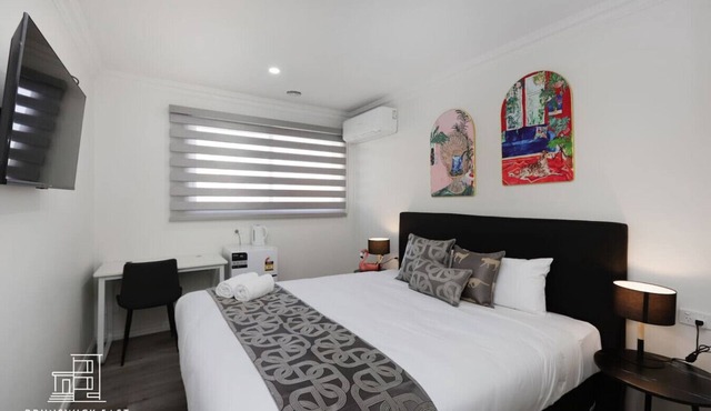 202 Cozy Queen BR w/Fast WiFi - 18 mins tram to CBD