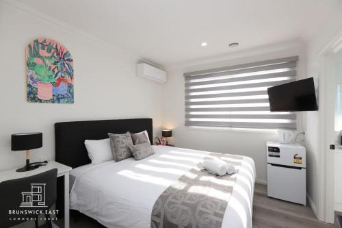 205 Modern King BR with Fast WiFi - Brunswick East - 30 Percent OFF