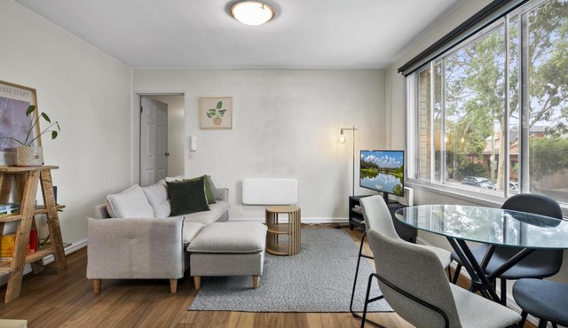 2BR Flemington Walk to Showgrounds Parking