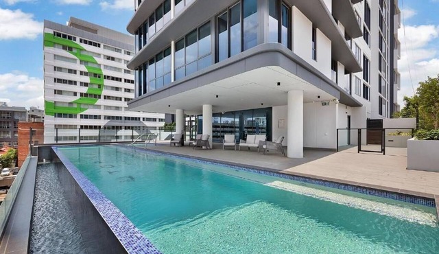 2BR Pool, Sauna & Panoramic Views