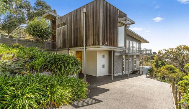32 Arthurs ave · The Eagles Nest!