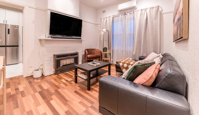 3BR Glen Iris Gem – Sleeps 7, Near Train & Freeway with WiFi and AC