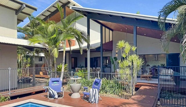 4 Bedroom 2 Bathroom Luxury House with Pool (Sleeps 10)