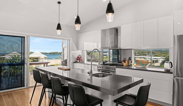 4-Bedroom Family Retreat, Just 50m to Boyds Beach, Kiama Downs