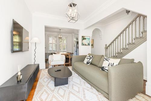 4BR Redfern Home for 10 with Courtyard & Garage
