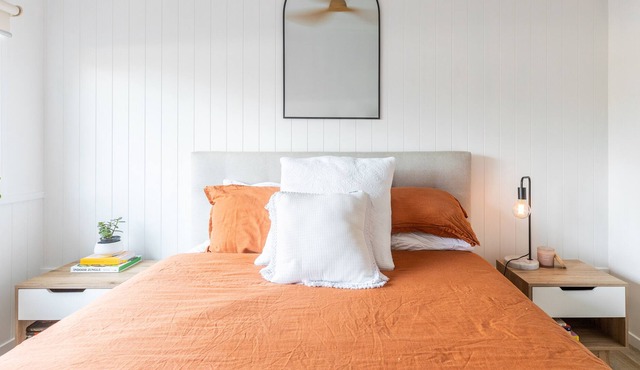 5 minute walk to creeks, beaches and family friendly restaurants!