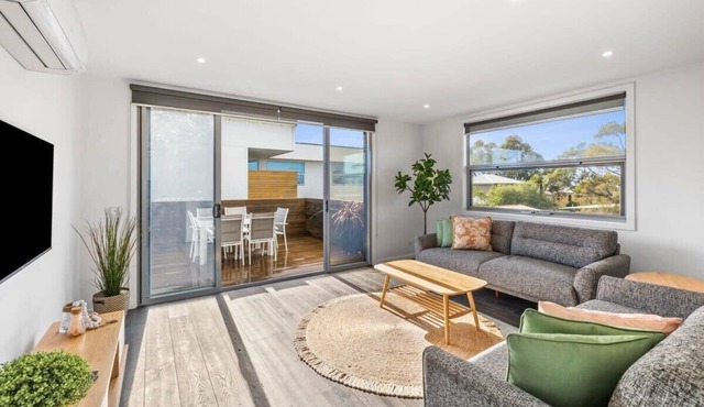 A Wave From It All: Ocean Glimpse Getaway Torquay