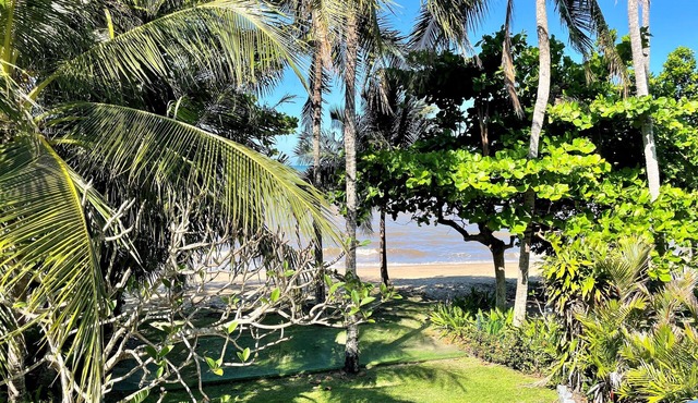 ABSOLUTE BEACHFRONT 10 MINUTES FROM CAIRNS CBD