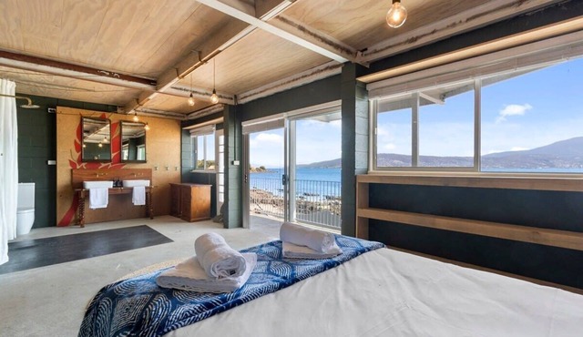 Absolute Waterfront Only 15 minutes From Hobart