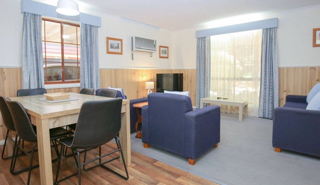 AMBER COTTAGE: Bright