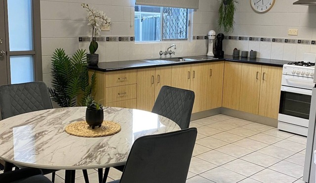 Andergrove Home with Leafy View with Wi-fi