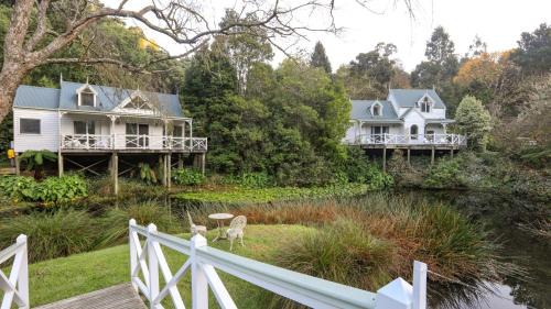 Apple Tree Cottage - Charming Coastal Getaway