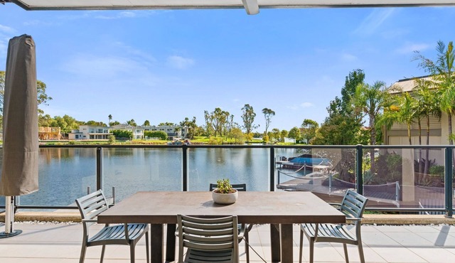 Attention golfers and boat enthusiasts. Three-bedroom three-bathrooms with jetty.