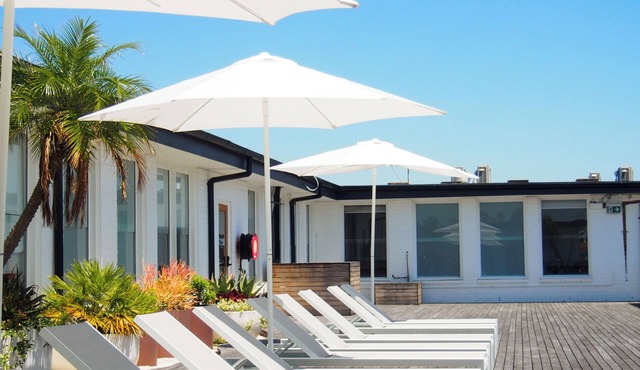 Barrys Beach Road Hotel