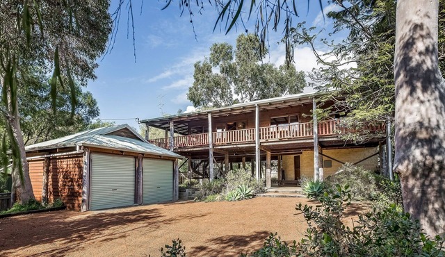 Basically Beachfront - Eagle Bay Treehouse
