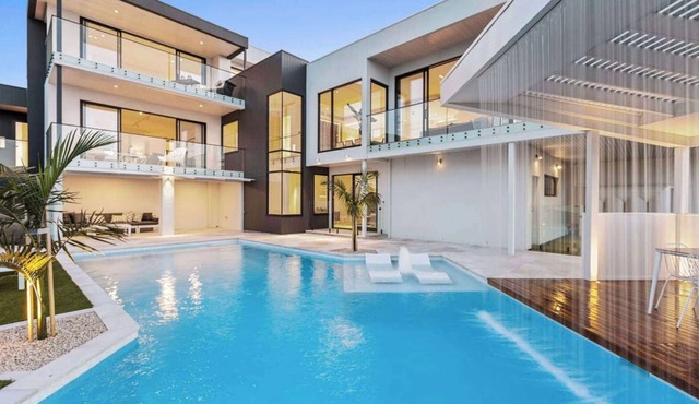 Bayview Luxe Entertainer | Pool & World Class View