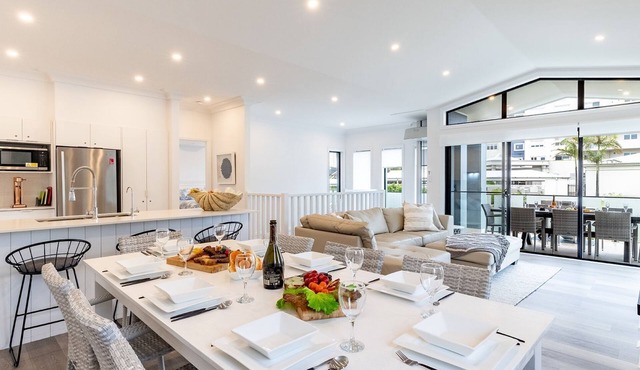 Beach Haven, 3a Messines Street - 4 Minute walk to the beach, WiFi , Air Con