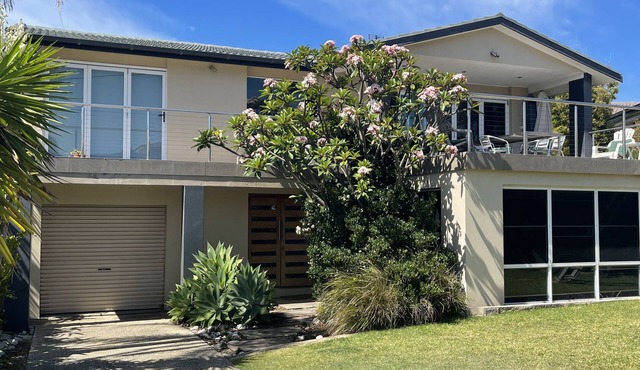 Beach House@Caves Beach