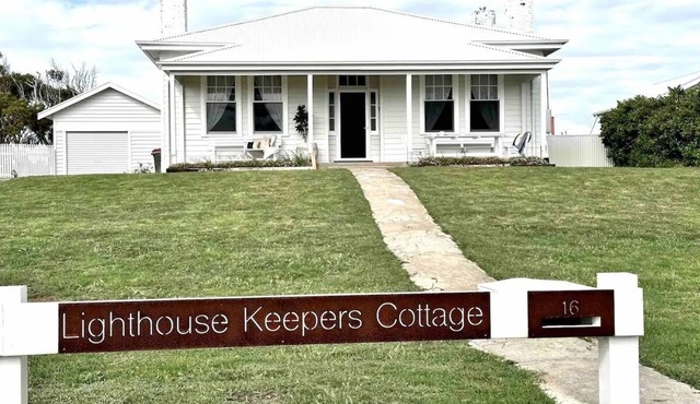 Beachfront cottage with ocean views - only 5 mins from shops and cafes