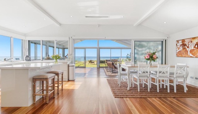 Beachfront Oasis - 4 bed family house with Spa