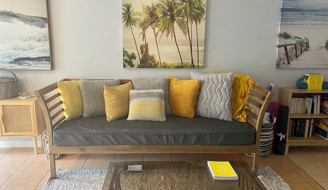 BEACHFRONT On The Esplanade - Bay Views - SPACIOUS GROUND FLOOR
