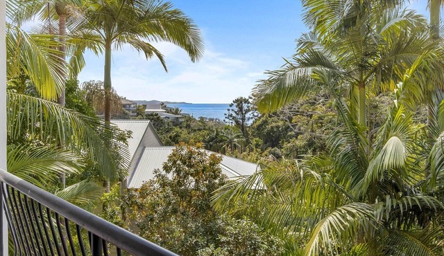 Beachside 4-Bed Retreat with Study Nook & Views