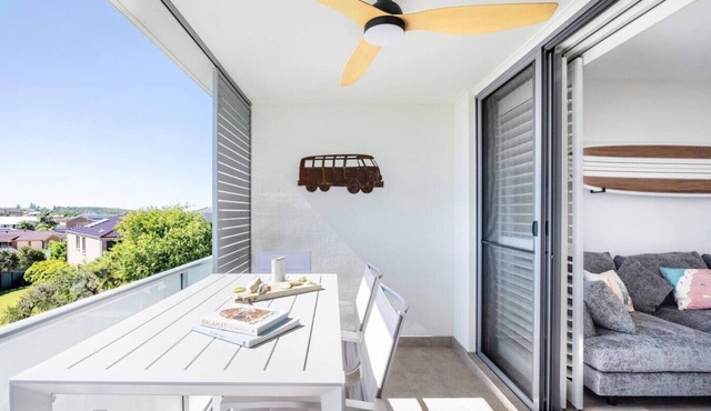 Beachside Bliss: Modern 3BR minutes to Caves Beach + Cafes