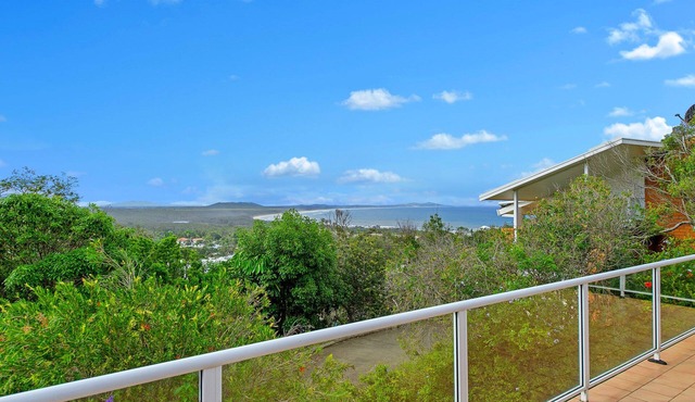 BEAUTIFUL BEACH HOME WITH EXPANSIVE DECK, WI-FI & NETFLIX