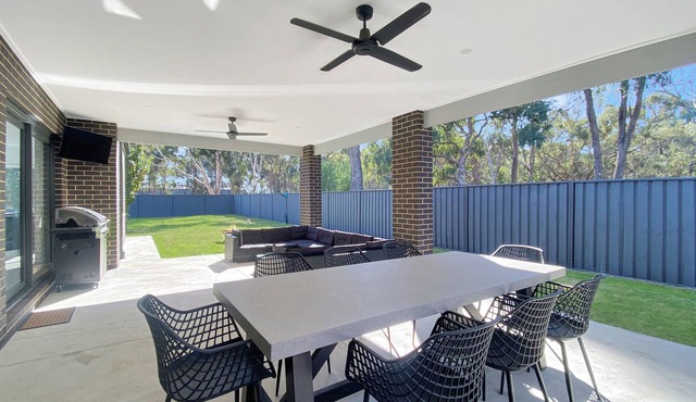 Beautiful Bush Surroundings. Walk to Murray River & Main St Moama. Pets Welcome