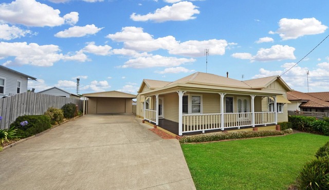 Beautifully restored 1930s gem, perfectly located in the heart of Portland.