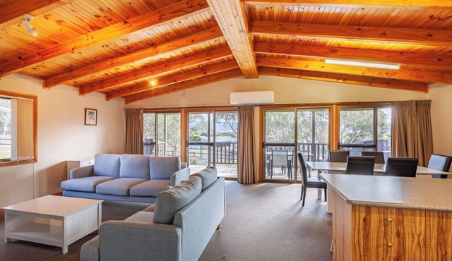 Blue Gum Cottage - Spacious 3BR + Lakeside Views 5 mins to main shopping area