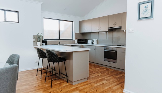 Bluff Point Coastal Townhouse - 3 Bedrooms - Sleeps 6 - Double Garage