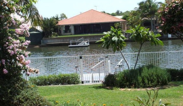 BOATHOUND BONGAREE On The Canal and Pet Friendly