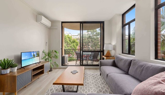 Bright 2-Bed Retreat Near Darling Harbour
