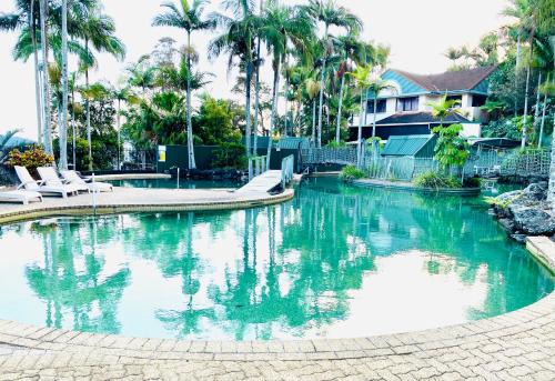 Bright 2BR Retreat Pool View 12 Mins Airport