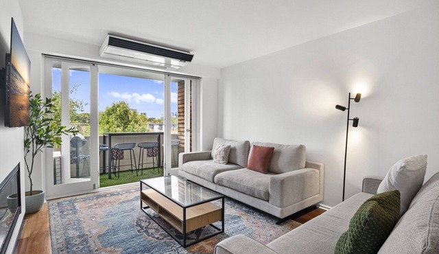 Bright Apartment Near St Kilda Beachfront