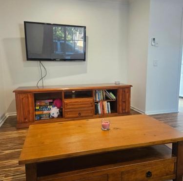 Bright, central and private home in Frankston