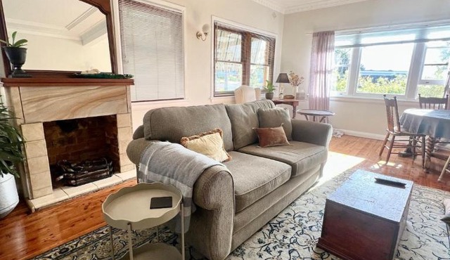 Bright cottage, quiet and centrally located