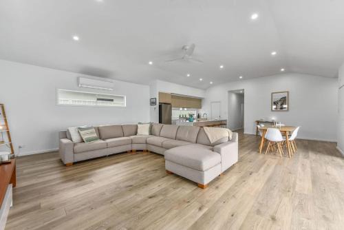 Bright & Easy - Address is 7 Cobb & C Way Pet Friendly Inside