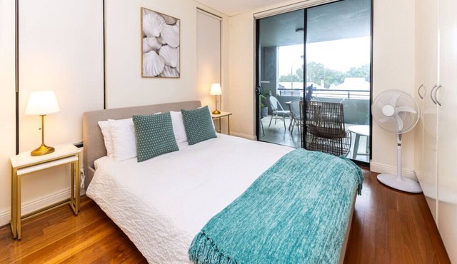 Bright & Spacious 2 BDR w/Pool Parking Balcony AC