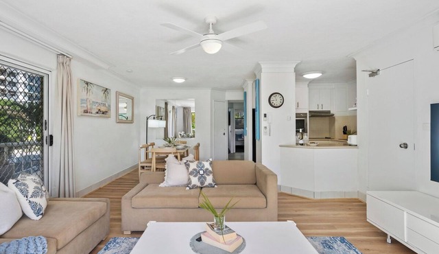 Broadbeach Beachside 2BR Pool, Spa, BBQ, Aircon, 2 minute Walk to beach