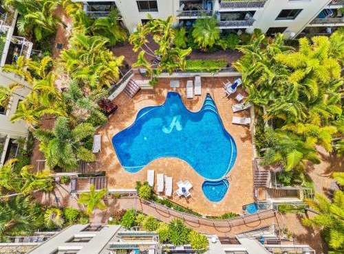 Burleigh Beach Retreat, Refurbished 1BR Apartment, 30m to Beach