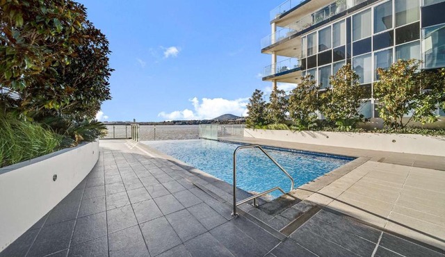 Canberra Lakefront 2-Bed with Pool, Gym & Parking