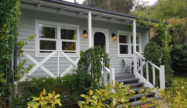 Candlebark Cottage - Private spa retreat