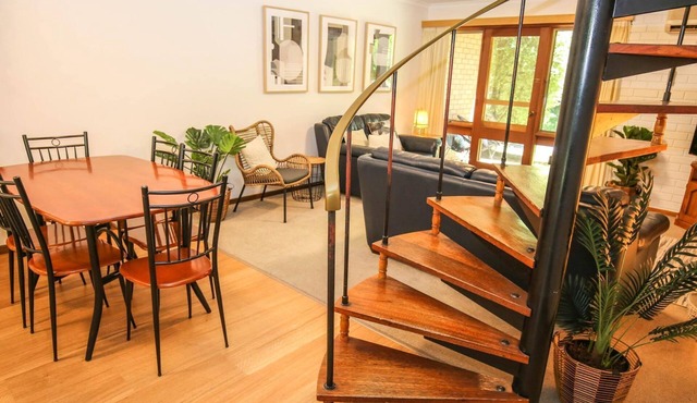 CEDAR HOLIDAY UNITS - APARTMENT 3: Bright